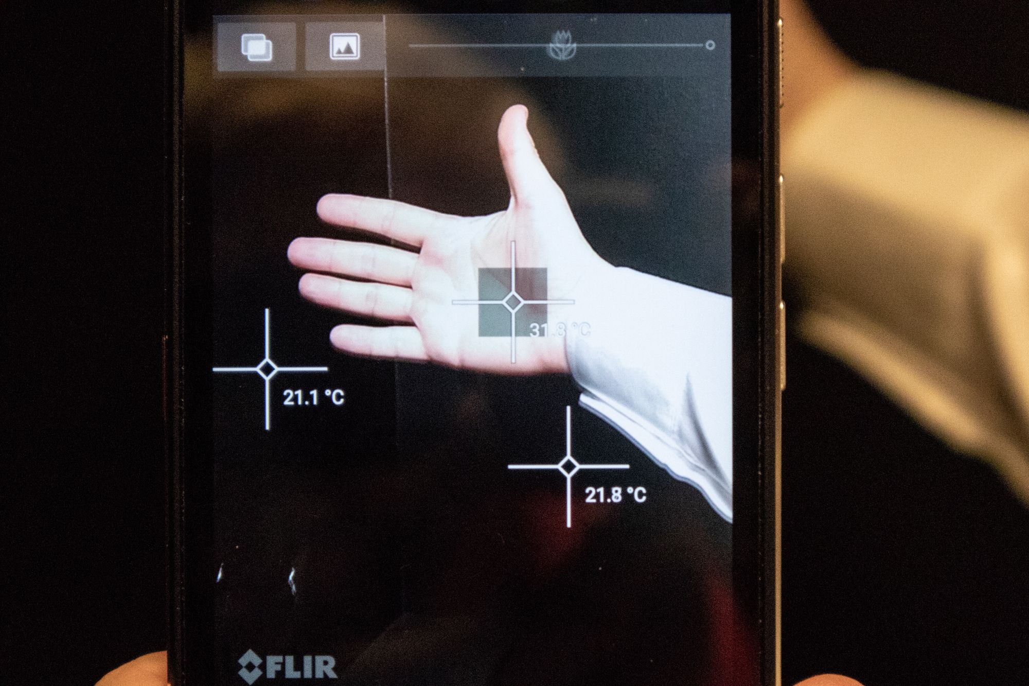 Vi har testet mobilen med termokamera, lasermåler og Vi har testet mobilen med termokamera, lasermåler og